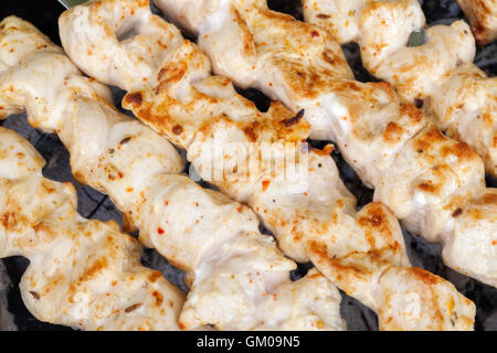 Grill-Spieße mit Fleisch auf dem Kohlenbecken. Huhn Schaschlik Stockfoto