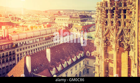 Retro-stilisierte Bild von Wien St. Stephen's Cathedral Turm details bei Sonnenuntergang, Blick vom Turm des österreichischen Nord. Stockfoto