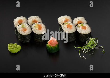 frisches gemachtes japanische Sushi-Rollen mit Lachs und avocado Stockfoto