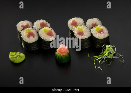 frisches gemachtes japanische Sushi-Rollen mit Thunfisch und avocado Stockfoto