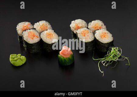 Kombu Sushi-Rollen mit Wasabi und Algen Stockfoto