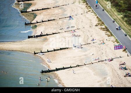 Menschen am Strand von Lee-on-the-Solent, als Teile des Landes sind für heißes Wetter eingestellt. Stockfoto