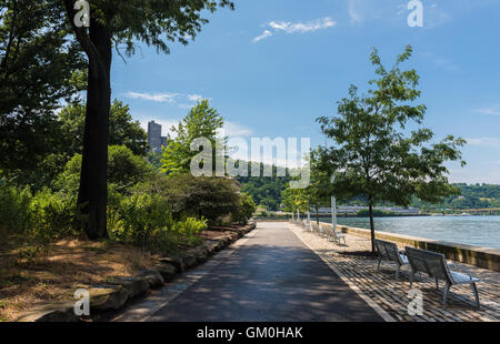 Bäume und Gehwege im Point State Park in Pittsburgh, Pennsylvania Stockfoto