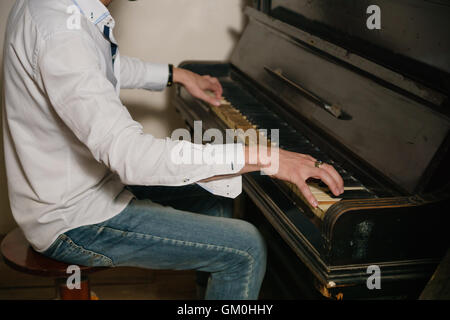 Es gibt Hände des Mannes auf dem Klavier spielen Stockfoto