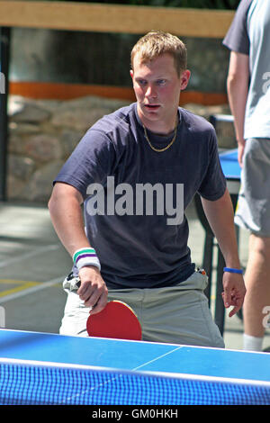 Junger Mann bereit, Ball im Tischtennis zu empfangen Stockfoto