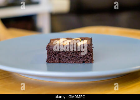 Hausgemachte Schokoladen-Brownie mit Cashew-Nuss in Schale auf Holztisch. Stockfoto