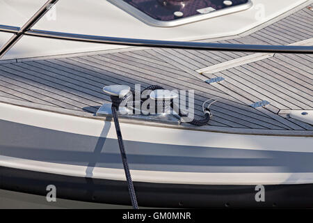 Bild von Luxus Segelboot zum Pier gebunden. Stockfoto
