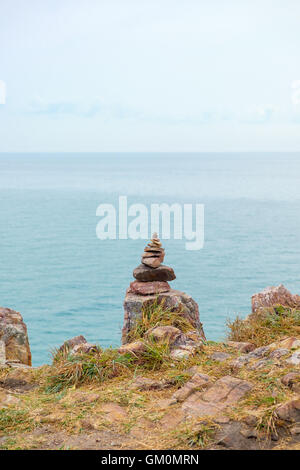Balance-Stein Stack auf Klippen mit Seelandschaft Hintergrund bei Khao Laem Ya, Mu Ko Samet Nationalpark in Thailand. Stockfoto