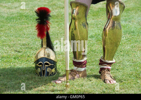 Hopliten. Antiken griechischen Soldaten Greave / Shin Rüstung und Helm bei Reenactment. UK Stockfoto