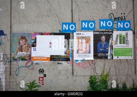 Plakate, Graffiti und Wand Kunst in einem städtischen Umfeld im Oskar-Kokoschka-Platz, Wien, Wien Stockfoto