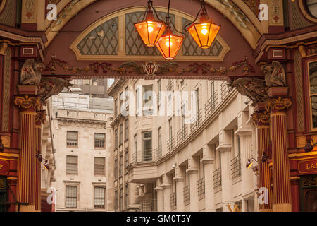 Ein Blick auf die bunte Innere des Bereichs Leadenhall Market in London mit seiner reich verzierten Lampen Stockfoto