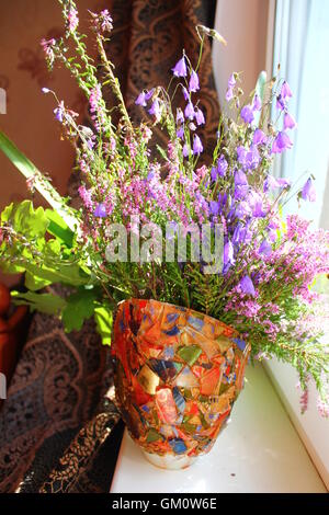 schönen Sommer hell Bouquet von wilden Feldblumen in voller Blüte bleiben in Vase für Dekoration Stockfoto