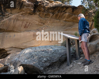 Frau an der Karotte Männer Piktogramm Website, County Road 23 südlich von Rangely, Colorado. Stockfoto