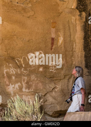Frau im weißen Vögel Website, Pintado Canyon, Colorado Autobahn 139 südlich von Rangely, Colorado. Stockfoto
