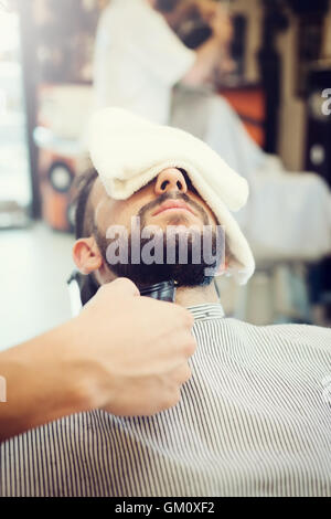 Traditionelles Ritual der Rasur des Bartes in einem alten Stil-Friseur. Stockfoto