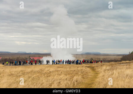 Der Brunnen Geysir "Stokkur" befindet sich in einem geothermischen Gebiet im Südwesten Islands, östlich von Reykjavik. Alle 6 bis 10 Minuten ausbricht. Stockfoto