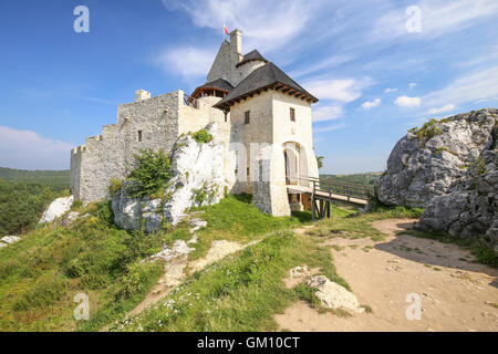 Malerische Aussicht auf die mittelalterliche Burg in Bobolice Dorf. Polen Stockfoto