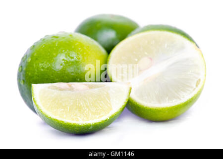 Zitronen-Frucht (andere Namen sind auf Französisch, Zitrusfrüchte, Lindgrün, Key Lime, persische Limette, Kaffernlimette, Wüste Kalk Kalk) mit ha Stockfoto