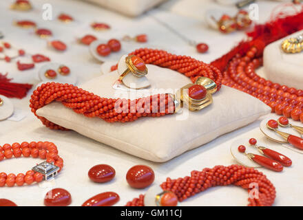 Nahaufnahme der Halskette und Korallen Zubehör in Schmuck. Stockfoto