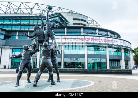 Gerald Laings berühmte Bronzestatue einer Rugby-Linie vor dem Twickenham Stadium, London, England, Großbritannien. Stockfoto