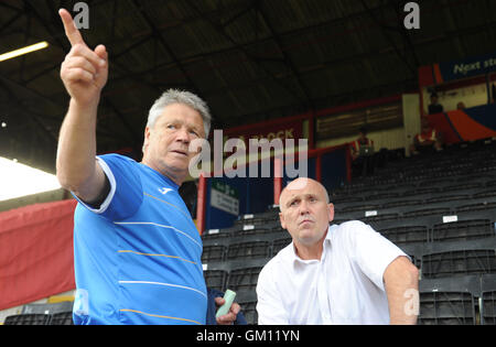 Rumpf-Interimstrainer Mike Phelan (rechts) und Steve Perryman, bevor der EFL-Pokal, zweite Runde in St James Park, Exeter entsprechen. Stockfoto