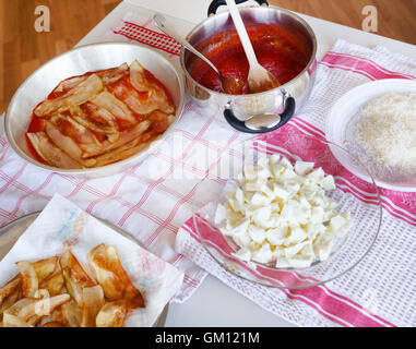 Vorbereitung des italienischen Rezept für Aubergine Parmigiana. Schritte vor der Backform. Stockfoto