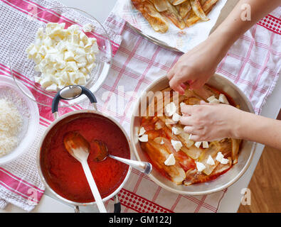 Vorbereitung des italienischen Rezept für Aubergine Parmigiana. Schritte vor der Backform. Stockfoto