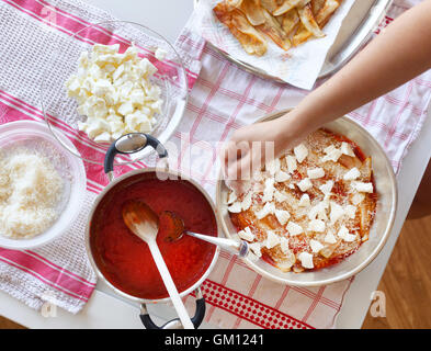 Vorbereitung des italienischen Rezept für Aubergine Parmigiana. Schritte vor der Backform. Stockfoto