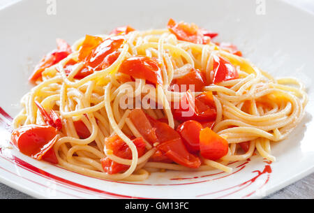 Spaghetti mit Cherry-Tomaten ohne Basilikum, natürliche Licht zu schießen. Stockfoto