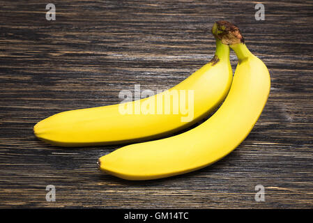 Frische gelbe Bananen auf alten hölzernen Hintergrund Stockfoto