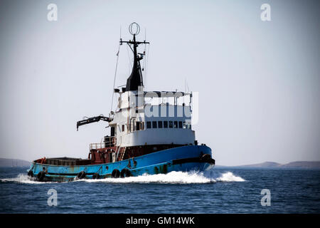 Blauen Fischerboot Position heraus zum Meer, in der Nähe von Zadar, Kroatien, Mittelmeer Stockfoto