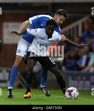 Swansea City Nathan Dyer (vorne) und Peterborough United Andrew Hughes kämpfen um den Ball während des EFL-Cup, zweiten Vorrundenspiel im ABAX Stadium Peterborough. Stockfoto