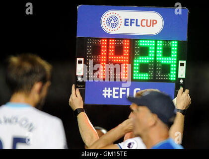 Einen Überblick über die Substitution Board während des EFL-Cup, zweiten Vorrundenspiel im Sixfields Stadium, Northampton. Stockfoto