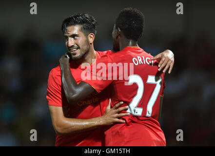 Liverpools Emre Can (links) feiert mit Divock Origi (rechts) nach einem Eigentor von Burton Albion Tom Naylor (nicht im Bild) beim zweiten Vorrundenspiel im Pirelli-Stadion, Burton EFL Cup. Stockfoto