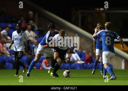 Swansea City Jay Fulton (Mitte rechts) und Peterborough United Andrew Hughes kämpfen um den Ball während des EFL-Cup, zweiten Vorrundenspiel im ABAX Stadium Peterborough. Stockfoto