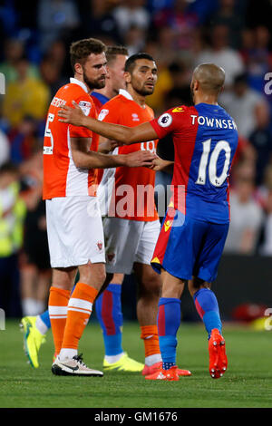 Crystal Palace Andros Townsend (rechts) und Blackpool Clark Robertson Handschlag am Ende des Spiels während der EFL-Cup, zweiten Vorrundenspiel am Selhurst Park, London. Stockfoto