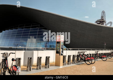London Aquatics Centre am Queen Elizabeth Olympic Park, Stratford, London, England, Vereinigtes Königreich Stockfoto