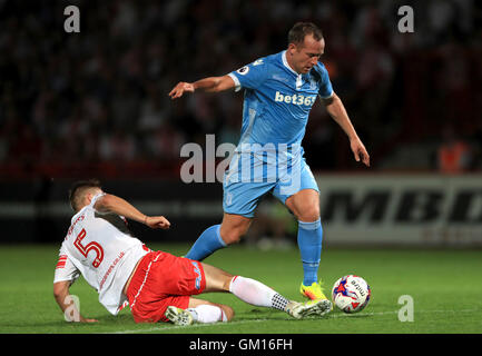 Schüren Sie Stadt Charlie Adam (rechts) und Stevenage des Fraser Franken Kampf um den Ball während des EFL-Cup, zweiten Vorrundenspiel im Lamex Stadium, Stevenage. Stockfoto