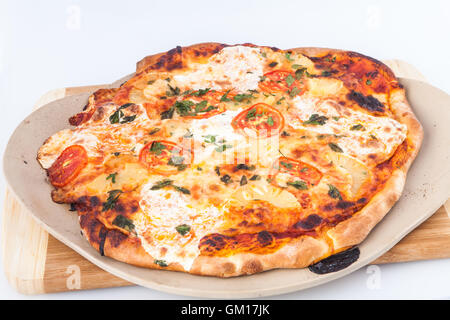 Pizzastein gebacken nach Hause gemachte Tomaten Mozzarella Ananas Stockfoto