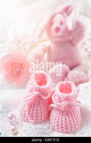 Rosa Babyschuhe auf einem weißen Stoff Stockfoto