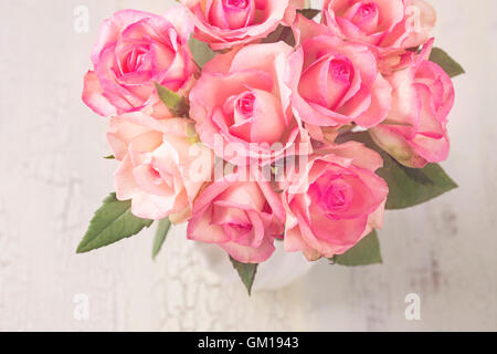 Rosa Rosen in einer weißen vase Stockfoto