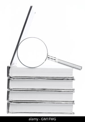 Lupe mit einem Stapel Bücher Stockfoto