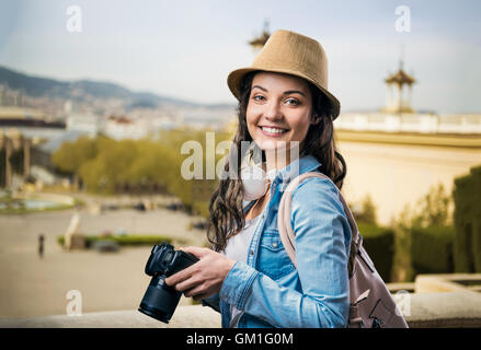 Touristischen Mädchen in Jeanshemd mit Kamera, sonnige Stadt Stockfoto