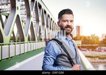 Hipster Geschäftsmann im blauen Hemd in der Stadt Stockfoto