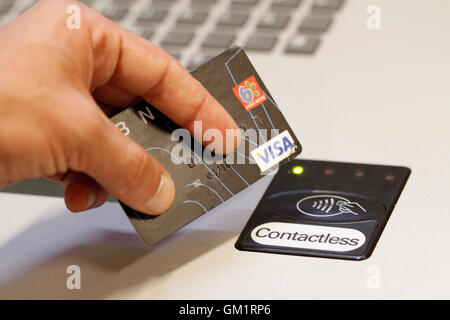 Ein Kunde zahlt mit kontaktlosen Kredit-Karten-Payment-System. Stockfoto