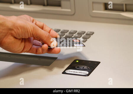 Ein Kunde zahlt mit kontaktlosen Kredit-Karten-Payment-System. Stockfoto