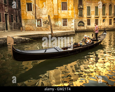 Passagiere in Gondel am Kanal in Venedig Italien Stockfoto