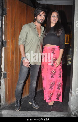 Sonakshi Sinha galt mit ihrem Co-Schauspieler und Freund Shahid Kapoor auf der Wrap Party feiern Stockfoto