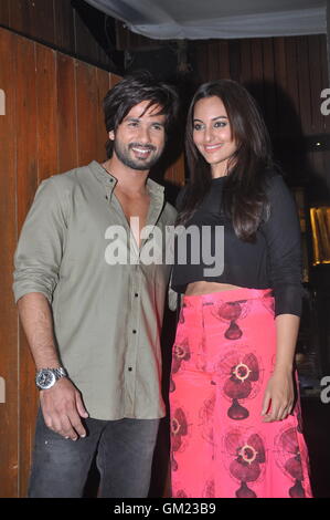 Sonakshi Sinha galt mit ihrem Co-Schauspieler und Freund Shahid Kapoor auf der Wrap Party feiern Stockfoto