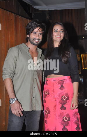 Sonakshi Sinha galt mit ihrem Co-Schauspieler und Freund Shahid Kapoor auf der Wrap Party feiern Stockfoto